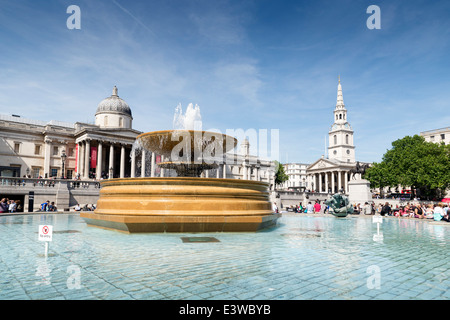 Blick über einer der Brunnen am Trafalgar Square in Richtung der National Gallery Stockfoto