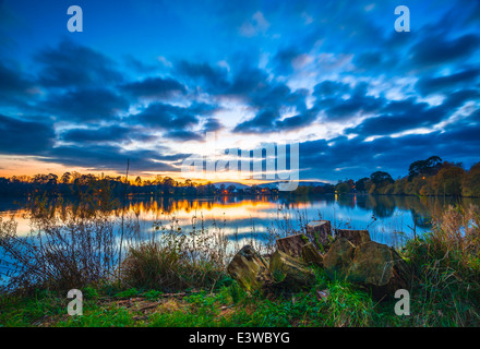 Morgendämmerung am Heide See in Petersfield, Hampshire, UK Stockfoto