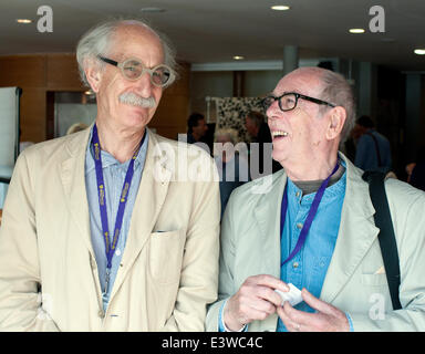 Aberystwyth, Wales, UK. 29. Juni 2014.  Bild-Editor und Dozent Colin Jacobson (links) im Gespräch mit Magnum-Fotograf David Hurn (rechts) auf dem Auge International Photography Festival - 29. Juni 2014 - Bildnachweis: John Gilbey/Alamy Live News Stockfoto