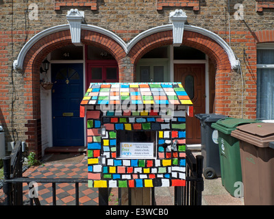 Wenig freie Bibliothek dekoriert-Box auf den Walthamstow Art Trail vor einem Warner-Haus in Walthamstow, East London E17 England UK KATHY DEWITT Stockfoto