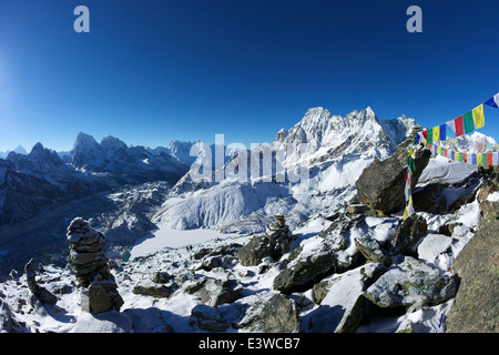 Sonnenaufgang über den Mount Everest vom Gokyo Ri, Ngozumba Gletscher mit gefrorenen Dudh Pokhari, Solukhumbu Bezirk, Nepal Asien Stockfoto