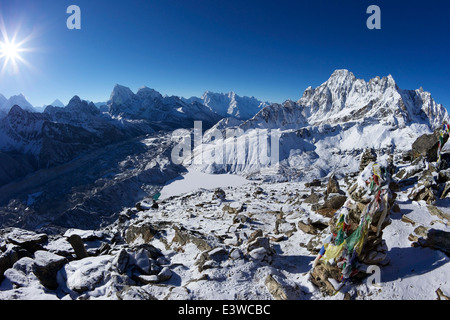 Sonnenaufgang über den Mount Everest vom Gokyo Ri, Ngozumba Gletscher mit gefrorenen Dudh Pokhari, Solukhumbu Bezirk, Nepal Asien Stockfoto