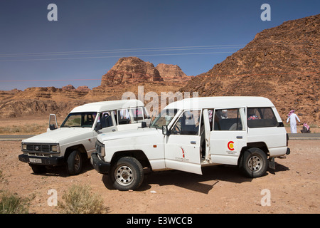 Jordan, Wadi Rum, 4WD Touristenfahrzeuge des jordanischen Haschemitische Fonds für die menschliche Entwicklung in Wüste Stockfoto