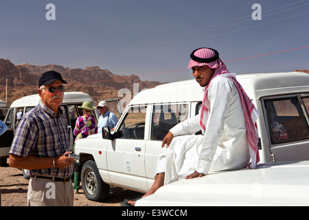 Jordan, Wadi Rum, Jordanien Fahrer und Guide bei 4WD Tourist in Wüste Stockfoto
