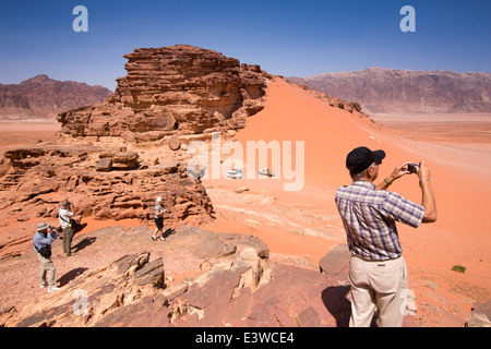 Jordan, Wadi Rum, westliche Touristen roten Sanddünen von Felsvorsprung anzeigen Stockfoto