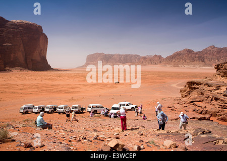 Jordan, Wadi Rum, Touristen auf 4wd Safari unter roten Sanddünen Stockfoto