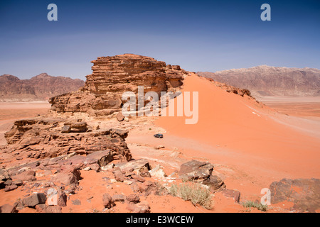 Jordan, Wadi Rum, Tourist auf 4wd Safari unter roten Sanddünen Stockfoto