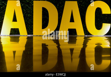 München, Deutschland. 30. Juni 2014. ADAC-Logo in der Bilanz/GuV-Pressekonferenz in München, 30. Juni 2014. Foto: Peter Kneffel/Dpa/Alamy Live News Stockfoto