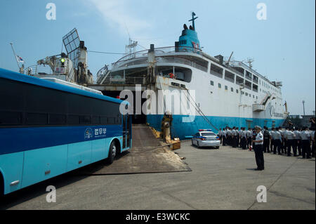 Seoul, Südkorea. 30. Juni 2014. Ermittler von Gwangju Amtsgericht kommen am Hafen von Incheon, Südkorea, 30. Juni 2014. Eine Untersuchung wurde Montag auf die Kabine und die Struktur einer Fähre, die vom gleichen Typ mit dem versunkenen Schiff Sewol ist durchgeführt. Die Fähre Sewol kenterte und sank vor der südwestlichen Küste am 16. April verlassen mehr als 300 Personen, meist Gymnasiasten, tot oder vermisst. © Xinhua/Alamy Live-Nachrichten Stockfoto