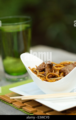 Beef Chow Mein (Nudeln) in einer weißen geschwungenen Schüssel Stockfoto