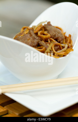 Beef Chow Mein (Nudeln) in einer weißen geschwungenen Schüssel Stockfoto