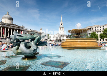 Blick über einer der Brunnen am Trafalgar Square in Richtung der National Gallery Stockfoto