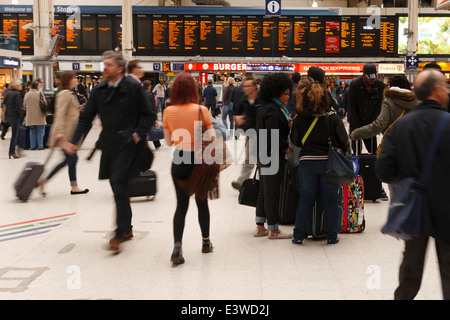 Gruppe von Personen, die im Chat an der Victoria Station in der Rush Hour. Passanten kaufen mit Bewegungsunschärfe. Stockfoto