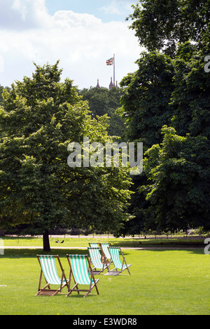 Liegestühle im St. James Park, London Stockfoto