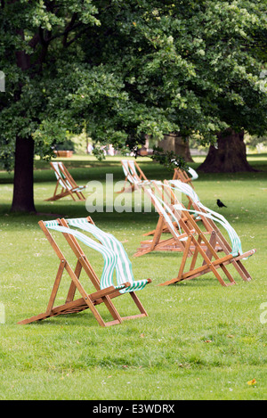 Liegestühle im St. James Park, London Stockfoto