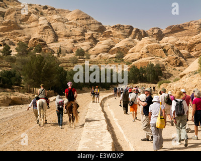 Jordan, Reiten Araba, Petra, dass Touristen Al-Siq Eingang, vorbei an Besucher zu Fuß Stockfoto