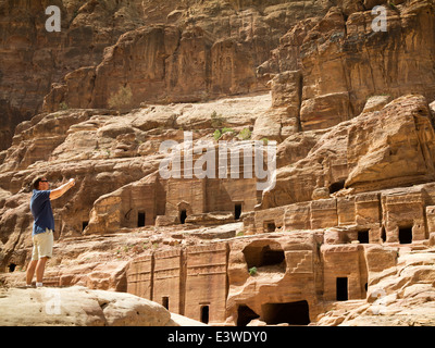 Jordan, Araba, Petra, touristische Aufnahme Foto an Aneisho Gräbern Stockfoto