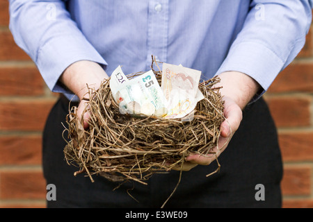 Nest mit britischen Geld gefüllt. Dieses Nest wurde eine verlassene Nest gefunden in einer Hecke, die entfernt wurde. Stockfoto