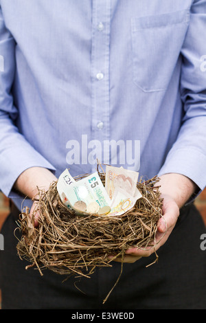 Nest mit britischen Geld gefüllt. Dieses Nest wurde eine verlassene Nest gefunden in einer Hecke, die entfernt wurde. Stockfoto
