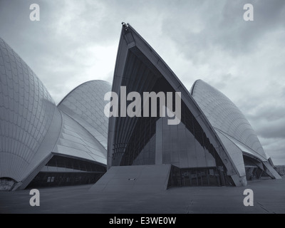 Das Sydney Opera House Drama Theater in schwarz und weiß mit stimmungsvoller Himmel. Ein Symbol von Sydney, befindet sich das Gebäude am Hafen. Stockfoto