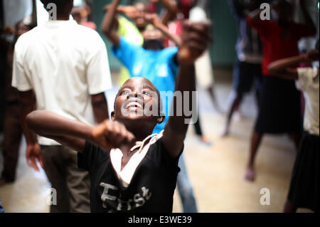 (140630)--NAIROBI, 30. Juni 2014 (Xinhua)--Schüler lernen Boxen Fähigkeiten in einer Boxschule im Inneren eines Gebäudes in Korogocho Slum, Nairobi, Hauptstadt von Kenia, 29. Juni 2014.  Die Boxschule ist mit mehr als hundert Studenten im Alter von 4 bis 20, von NGO kämpfen für den Frieden eingerichtet. Die Schule nutzt Boxen und Kampfsport kombiniert mit Bildung das Potenzial junger Menschen und hält sie weg von Verbrechen und Gewalt. Derzeit gibt es Dutzende solcher Boxen-Schulen in den Slums in Nairobi, von verschiedenen Organisationen gegründet. (Xinhua/Zhou Xiaoxiong) (Dzl) Stockfoto