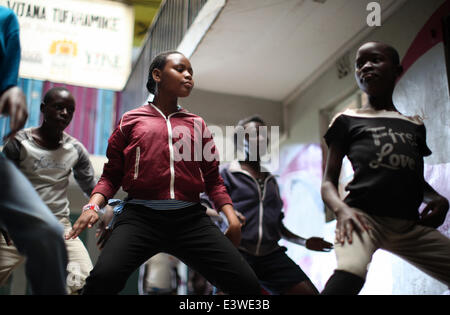 (140630)--NAIROBI, 30. Juni 2014 (Xinhua)--Schüler lernen tanzen in einer Boxschule im Inneren eines Gebäudes in Korogocho Slum, Nairobi, Hauptstadt von Kenia, 29. Juni 2014.  Die Boxschule ist mit mehr als hundert Studenten im Alter von 4 bis 20, von NGO kämpfen für den Frieden eingerichtet. Die Schule nutzt Boxen und Kampfsport kombiniert mit Bildung das Potenzial junger Menschen und hält sie weg von Verbrechen und Gewalt. Derzeit gibt es Dutzende solcher Boxen-Schulen in den Slums in Nairobi, von verschiedenen Organisationen gegründet. (Xinhua/Zhou Xiaoxiong) (Dzl) Stockfoto