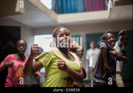 (140630)--NAIROBI, 30. Juni 2014 (Xinhua)--Schüler lernen Boxen Fähigkeiten in einer Boxschule im Inneren eines Gebäudes in Korogocho Slum, Nairobi, Hauptstadt von Kenia, 29. Juni 2014.  Die Boxschule ist mit mehr als hundert Studenten im Alter von 4 bis 20, von NGO kämpfen für den Frieden eingerichtet. Die Schule nutzt Boxen und Kampfsport kombiniert mit Bildung das Potenzial junger Menschen und hält sie weg von Verbrechen und Gewalt. Derzeit gibt es Dutzende solcher Boxen-Schulen in den Slums in Nairobi, von verschiedenen Organisationen gegründet. (Xinhua/Zhou Xiaoxiong) (Dzl) Stockfoto