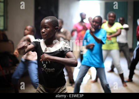 (140630)--NAIROBI, 30. Juni 2014 (Xinhua)--Schüler lernen Boxen Fähigkeiten in einer Boxschule im Inneren eines Gebäudes in Korogocho Slum, Nairobi, Hauptstadt von Kenia, 29. Juni 2014.  Die Boxschule ist mit mehr als hundert Studenten im Alter von 4 bis 20, von NGO kämpfen für den Frieden eingerichtet. Die Schule nutzt Boxen und Kampfsport kombiniert mit Bildung das Potenzial junger Menschen und hält sie weg von Verbrechen und Gewalt. Derzeit gibt es Dutzende solcher Boxen-Schulen in den Slums in Nairobi, von verschiedenen Organisationen gegründet. (Xinhua/Zhou Xiaoxiong) (Dzl) Stockfoto