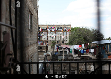 (140630)--NAIROBI, 30. Juni 2014 (Xinhua)--Foto am 29. Juni 2014 zeigt die Ansicht außerhalb eine Boxschule in Korogocho Slum, Nairobi, Hauptstadt von Kenia.  Die Boxschule mit mehr als einem hundert Studenten im Alter von 4 bis 20, wird eingerichtet, indem NGO kämpfen für den Frieden. Die Schule nutzt Boxen und Kampfsport kombiniert mit Bildung das Potenzial junger Menschen und hält sie weg von Verbrechen und Gewalt. Derzeit gibt es Dutzende solcher Boxen-Schulen in den Slums in Nairobi, von verschiedenen Organisationen gegründet. (Xinhua/Zhou Xiaoxiong) (Dzl) Stockfoto