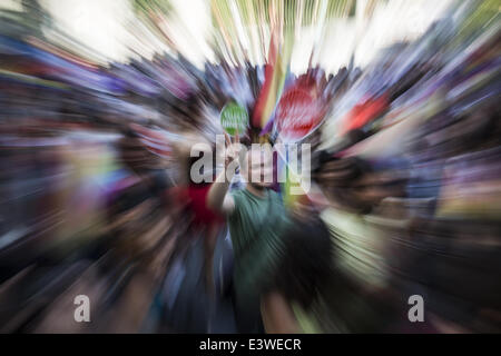 Istanbul, Türkei. 29. Juni 2014. Zehntausende von Menschen nahm an der jährlichen Gay Pride März in Istanbul am 29. Juni 2014. Die Türkei ist die einzige meisten muslimischen Land wo gay-Pride-Veranstaltungen stattfinden können. Foto von Jodi Hilton/NurPhoto Credit: Jodi Hilton/NurPhoto/ZUMAPRESS.com/Alamy Live-Nachrichten Stockfoto