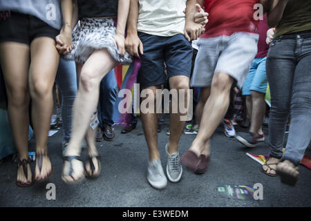 Istanbul, Türkei. 29. Juni 2014. Leute tanzen während der jährlichen Gay Pride März in Istanbul am 29. Juni 2014. Die Türkei ist die einzige meisten muslimischen Land wo gay-Pride-Veranstaltungen stattfinden können. Foto von Jodi Hilton/NurPhoto Credit: Jodi Hilton/NurPhoto/ZUMAPRESS.com/Alamy Live-Nachrichten Stockfoto