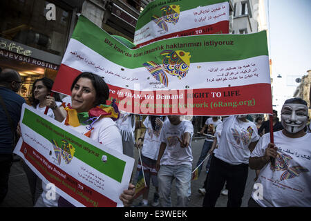 Istanbul, Türkei. 29. Juni 2014. Iranische Schwule nahm an der jährlichen Gay Pride März in Istanbul am 29. Juni 2014. Die Türkei ist die einzige meisten muslimischen Land wo gay-Pride-Veranstaltungen stattfinden können. Foto von Jodi Hilton/NurPhoto Credit: Jodi Hilton/NurPhoto/ZUMAPRESS.com/Alamy Live-Nachrichten Stockfoto