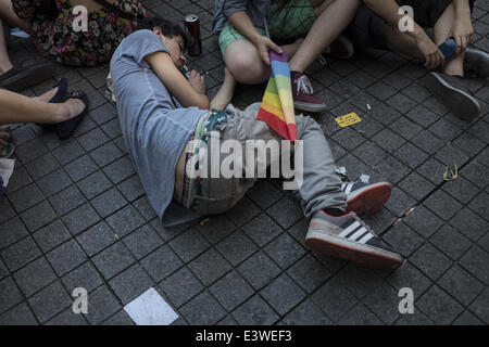 Istanbul, Türkei. 29. Juni 2014. Ein Mann nach der jährlichen Gay Pride aufgerauhten März in Istanbul am 29. Juni 2014. Die Türkei ist die einzige meisten muslimischen Land wo gay-Pride-Veranstaltungen stattfinden können. Foto von Jodi Hilton/NurPhoto Credit: Jodi Hilton/NurPhoto/ZUMAPRESS.com/Alamy Live-Nachrichten Stockfoto