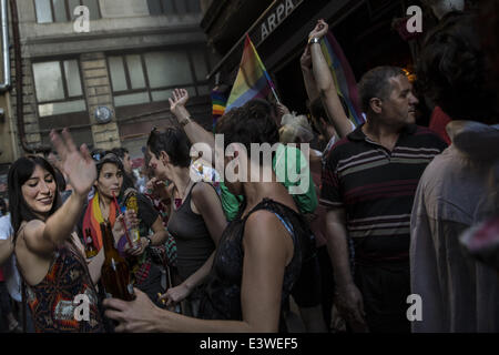 Istanbul, Türkei. 29. Juni 2014. Zehntausende von Menschen nahm an der jährlichen Gay Pride März in Istanbul am 29. Juni 2014. Die Türkei ist die einzige meisten muslimischen Land wo gay-Pride-Veranstaltungen stattfinden können. Foto von Jodi Hilton/NurPhoto Credit: Jodi Hilton/NurPhoto/ZUMAPRESS.com/Alamy Live-Nachrichten Stockfoto