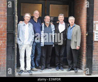 London, UK. 30. Juni 2014. John Cleese, Terry Gilliam, Michael Palin, Eric Idle und Terry Jones besuchen Fototermin für ihre Reunion-Shows in der O2 London Palladium. Bildnachweis: Ferdaus Shamim/ZUMA Wire/ZUMAPRESS.com/Alamy Live-Nachrichten Stockfoto