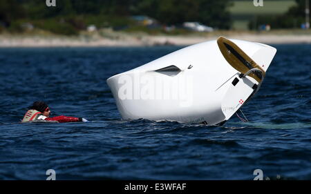 Österreichischer Segler David Lucan und Oliver Kobale haben ihre 420 Klasse Jolle auf der Ostsee vor Kiel-Schilksee, Germany, 23. Juni 2014 kenterte. Regatten in den Olympischen Klassen werden hier bis 25 Juni im Rahmen der Kieler Woche stattfinden. Foto: Carsten Rehder/dpa Stockfoto