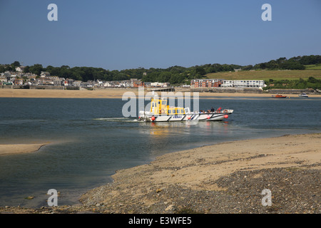 Der schwarzen Tor Passagier Fähre, die zwischen Padstow und Rock, nähert sich das Ufer am Rock mit Padstow im Hintergrund Stockfoto