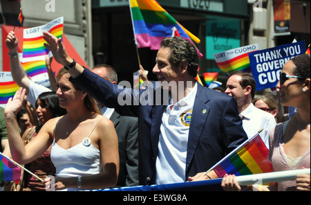 NYC: New Yorker Gouverneur Andrew Cuomo winkt der Menschenmenge beim marschieren auf der 2014-Gay-Pride-Parade auf der Fifth Avenue Stockfoto