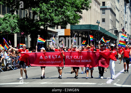 NYC: DELTA Airlines Demonstranten Teilnahme 2014-Gay-Pride-Parade auf der Fifth Avenue Stockfoto