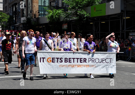 NYC: Gruppe aus dem es Gets Better Project Marsch hinter ihren Banner am 2014-Gay-Pride-Parade auf der Fifth Avenue Stockfoto