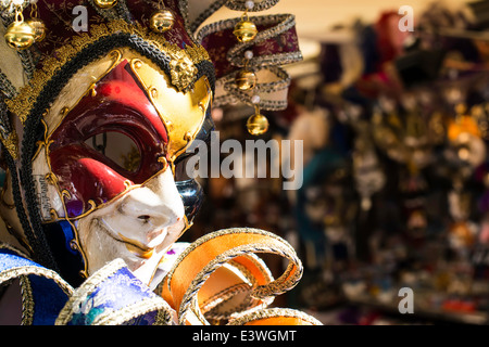 Venezianische Karnevalsmasken auf Verkaufsmarkt Stockfoto