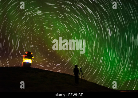 Sternspuren und Leuchtturm mit Aurora Borealis oder das Nordlicht, Island Stockfoto