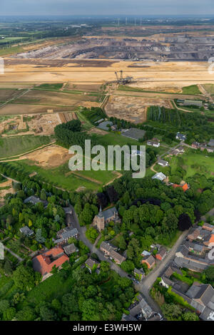 Luftaufnahme, Augenabteilung Pfarrkirche, Borschmich Bezirk, Stadtteil von Erkelenz am Rande der Garzweiler aufgegeben Stockfoto