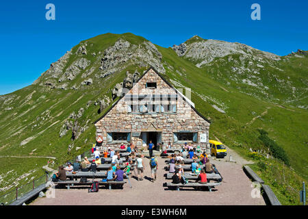 Wanderer am Pfälzerhütte, Berghütte des Alpine-Club Liechtenstein, LAV, Bettlerjoch Sattel, Rätikon Stockfoto