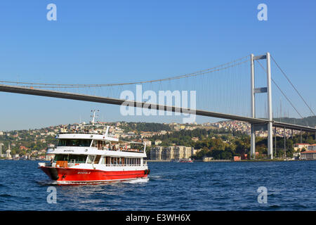 Fähre über den Bosporus, Bosporus-Brücke, asiatischen Ufer, von Ortaköy, Üsküdar, Istanbul, Türkei Stockfoto