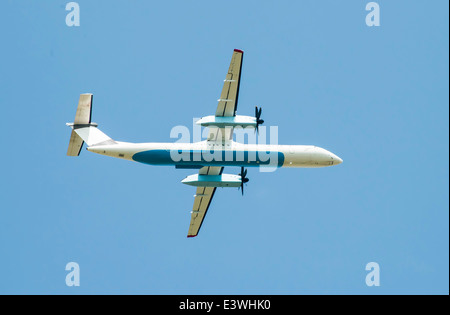 Fliegende weiße Flugzeug auf blauen Himmelshintergrund Stockfoto