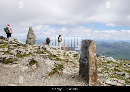 Zeichen und Stein Marker für die Oberseite der Watkin Pfad auf Mount Snowdon Südgrat in Snowdonia National Park in Nordwales Gwynedd UK Großbritannien Stockfoto