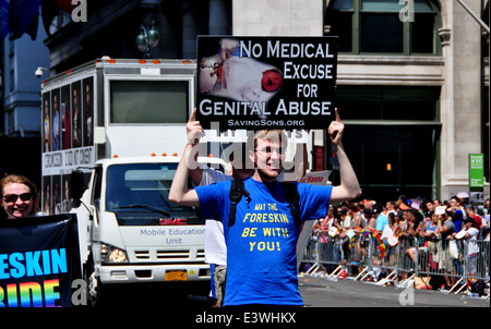 NYC: Menschen gegen die Beschneidung mit Schildern, wie sie in der 2014 Gay Pride Parade auf der Fifth Avenue marschieren Stockfoto