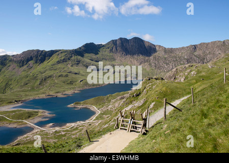 Zwei Stile auf Pyg Spur über Bergarbeiter Track um Llyn Llydaw in Snowdon Hufeisen mit Y Lliwedd darüber hinaus. Snowdonia Wales UK Stockfoto