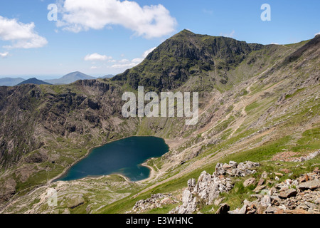 Mount Snowdon mit Llyn Glaslyn See unten gesehen, von Kinderbett Goch auf Snowdon Horseshoe in Snowdonia National Park (Eryri) North Wales UK Großbritannien Stockfoto